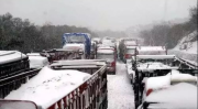 黑龙江大雪封高速,出行受阻，生活物资保障成难题”